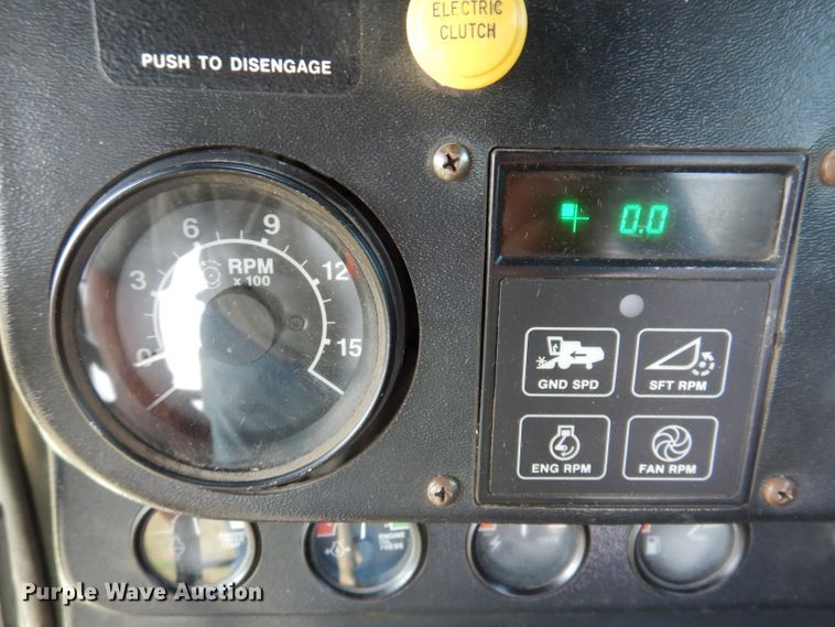 image for item IN9833 1986 John Deere 8820 Titan II  combine