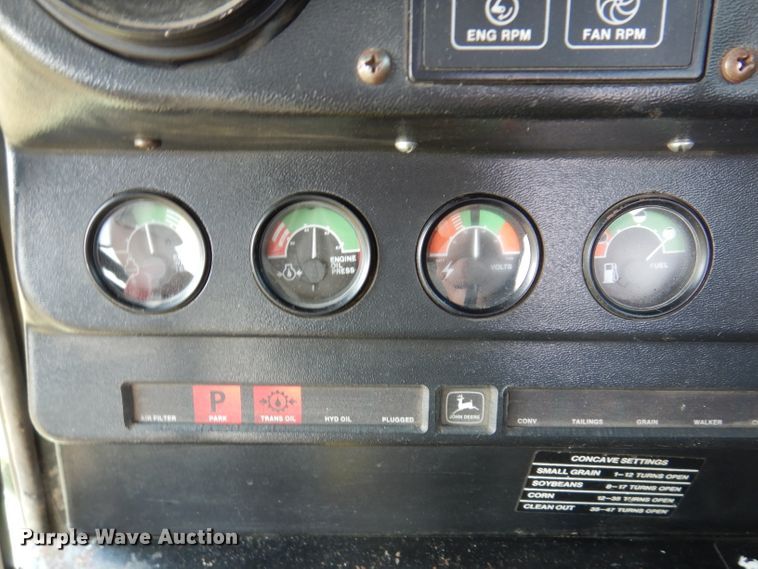 image for item IN9833 1986 John Deere 8820 Titan II  combine