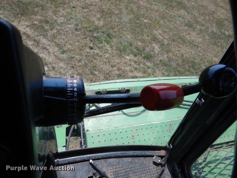 image for item IN9833 1986 John Deere 8820 Titan II  combine