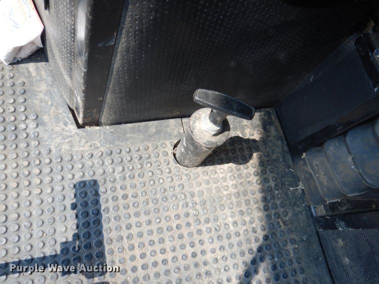 image for item IN9833 1986 John Deere 8820 Titan II  combine