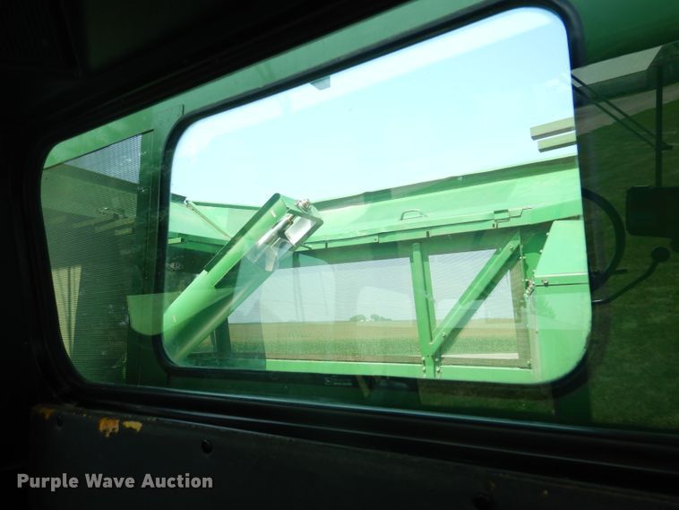 image for item IN9833 1986 John Deere 8820 Titan II  combine