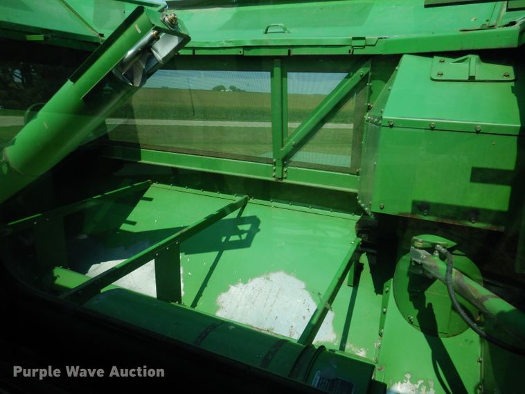 image for item IN9833 1986 John Deere 8820 Titan II  combine