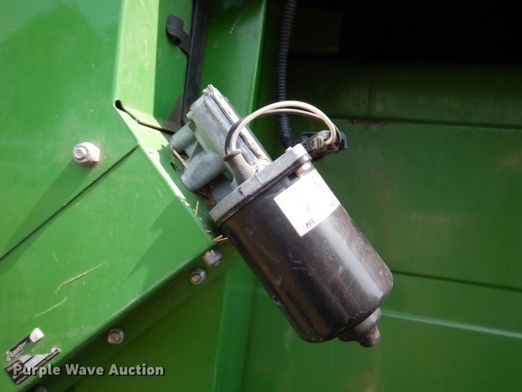 image for item IN9833 1986 John Deere 8820 Titan II  combine