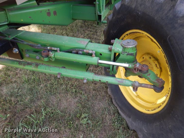 image for item IN9833 1986 John Deere 8820 Titan II  combine