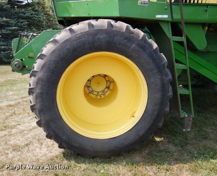 image for item IN9833 1986 John Deere 8820 Titan II  combine