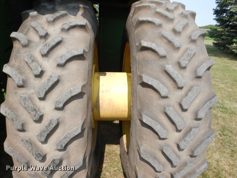 image for item IN9833 1986 John Deere 8820 Titan II  combine