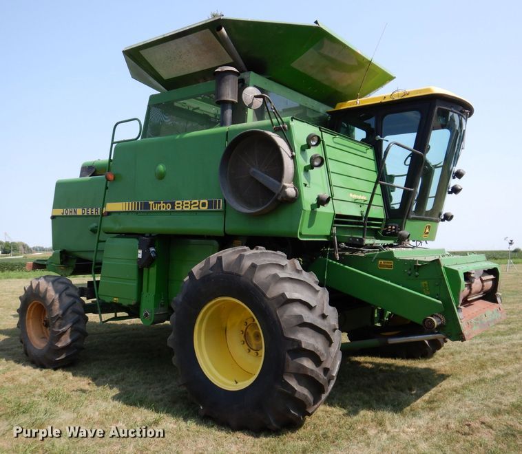 image for item IN9834 1982 John Deere 8820 Turbo  combine