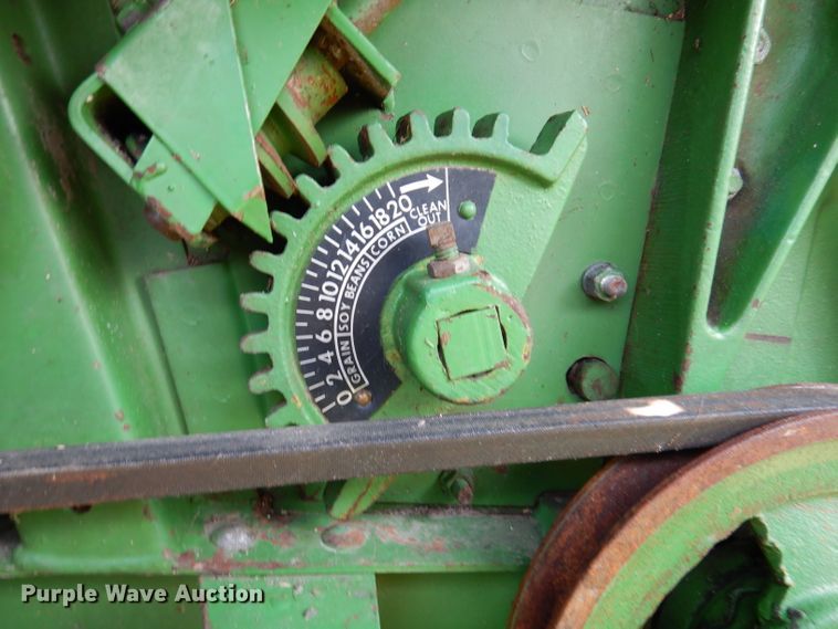 image for item IN9834 1982 John Deere 8820 Turbo  combine