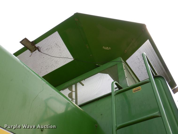 image for item IN9834 1982 John Deere 8820 Turbo  combine