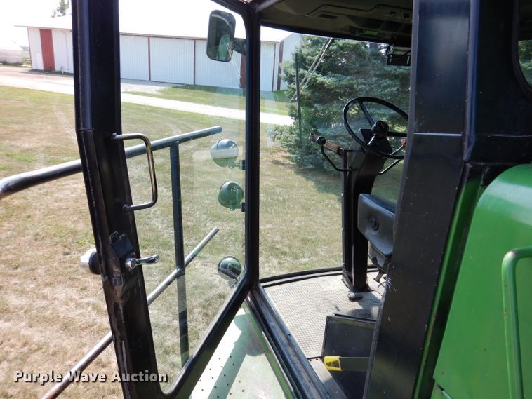 image for item IN9834 1982 John Deere 8820 Turbo  combine