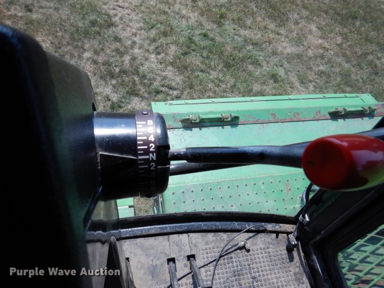 image for item IN9834 1982 John Deere 8820 Turbo  combine