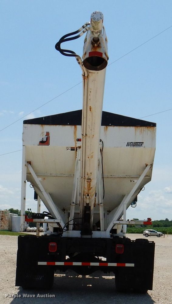 image for item IQ9703 1994 GMC TopKick C6500  seed tender truck