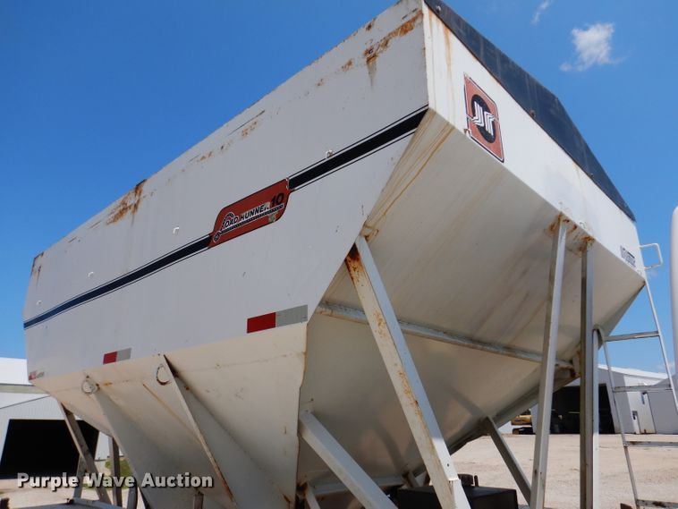 image for item IQ9703 1994 GMC TopKick C6500  seed tender truck