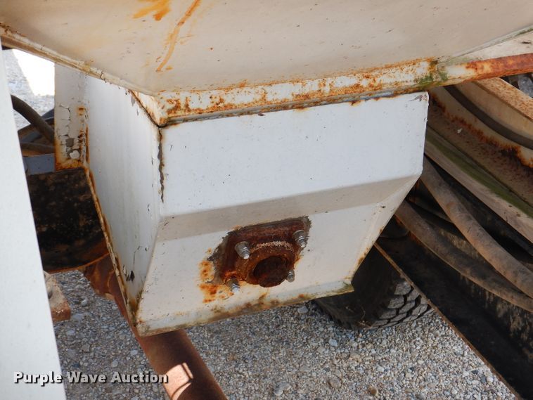 image for item IQ9703 1994 GMC TopKick C6500  seed tender truck