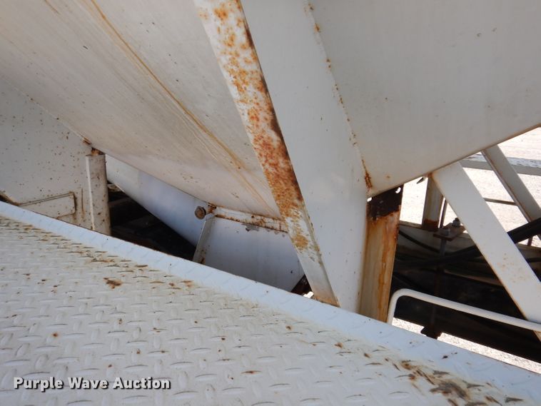 image for item IQ9703 1994 GMC TopKick C6500  seed tender truck