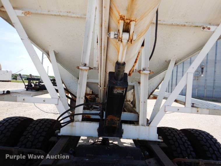 image for item IQ9703 1994 GMC TopKick C6500  seed tender truck