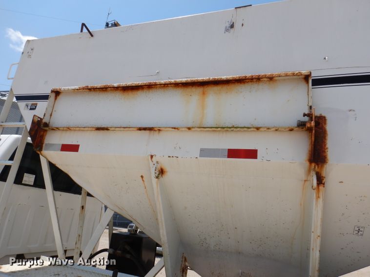 image for item IQ9703 1994 GMC TopKick C6500  seed tender truck