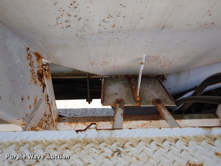 image for item IQ9703 1994 GMC TopKick C6500  seed tender truck