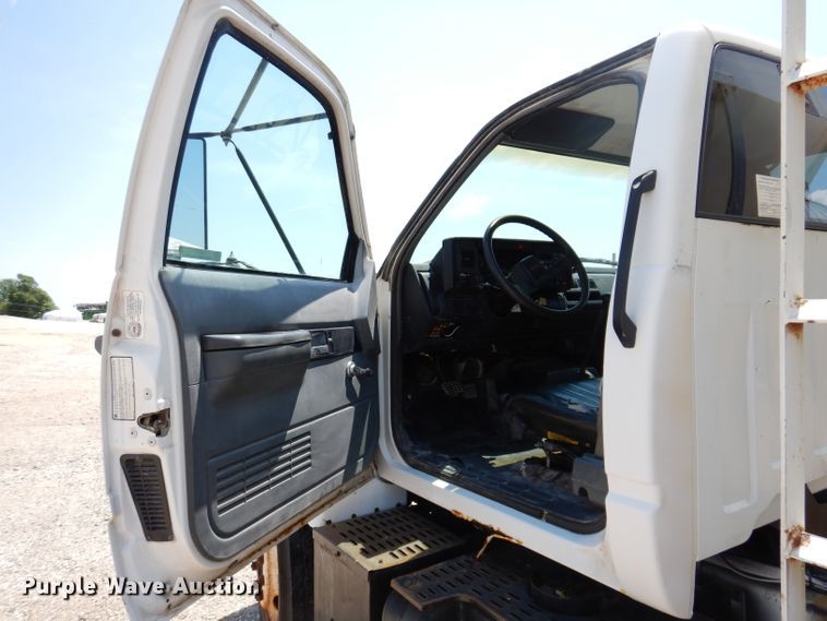 image for item IQ9703 1994 GMC TopKick C6500  seed tender truck