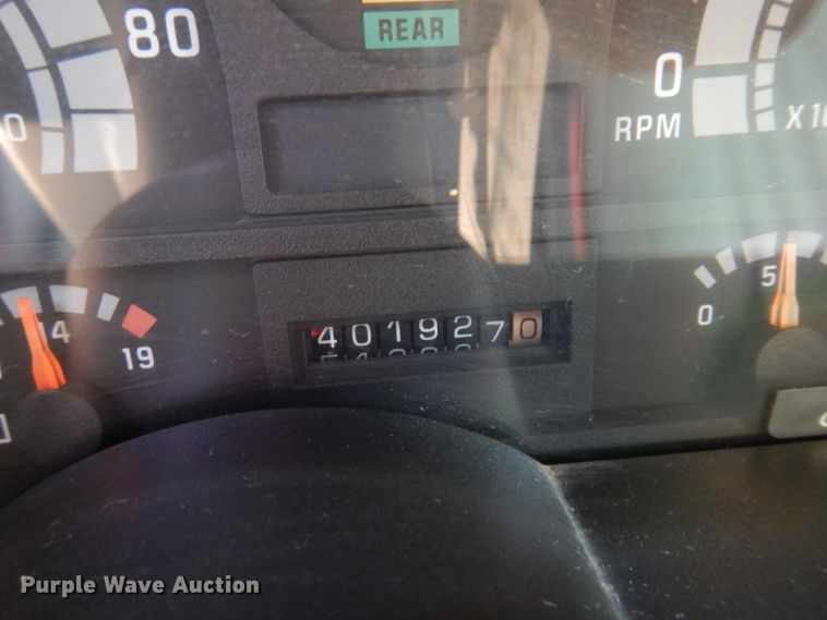 image for item IQ9703 1994 GMC TopKick C6500  seed tender truck