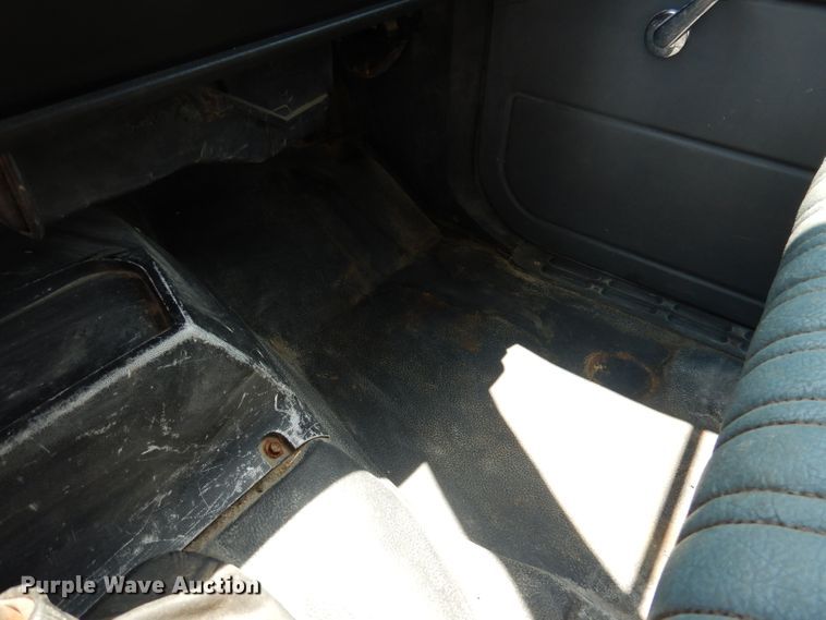 image for item IQ9703 1994 GMC TopKick C6500  seed tender truck