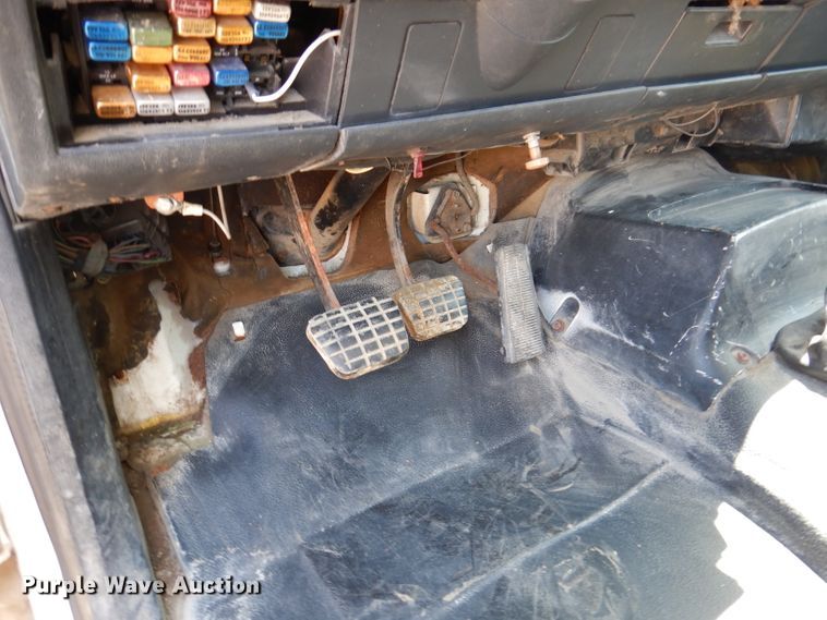 image for item IQ9703 1994 GMC TopKick C6500  seed tender truck