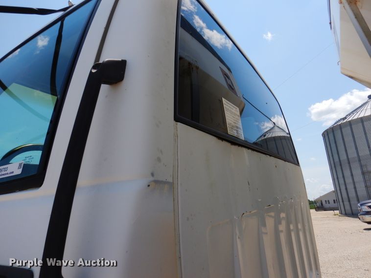 image for item IQ9703 1994 GMC TopKick C6500  seed tender truck