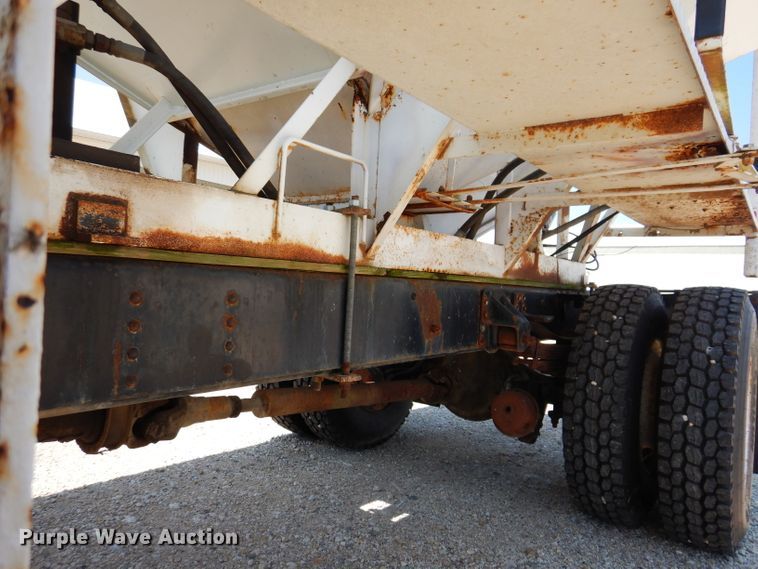 image for item IQ9703 1994 GMC TopKick C6500  seed tender truck