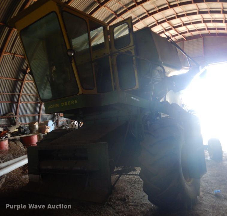 image for item JZ9914 1966 John Deere 105  combine