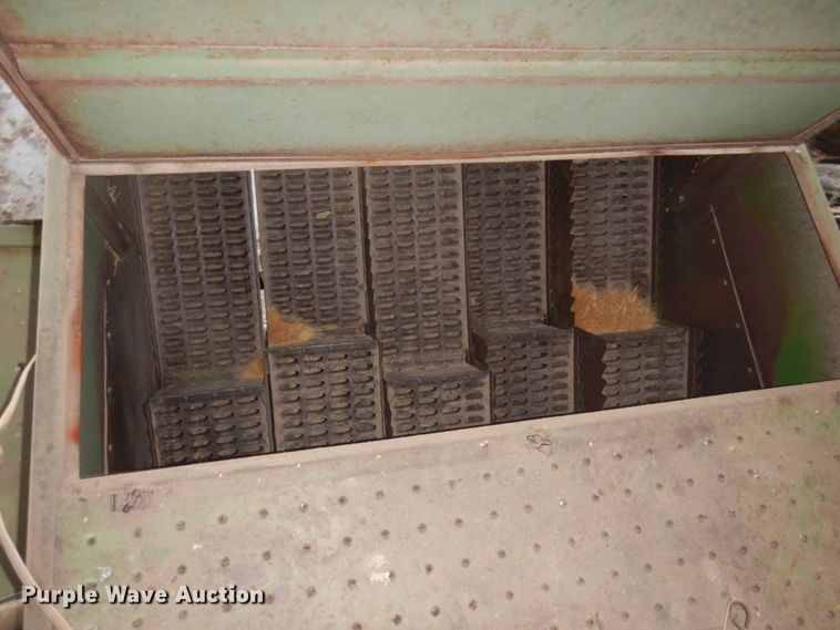 image for item JZ9914 1966 John Deere 105  combine