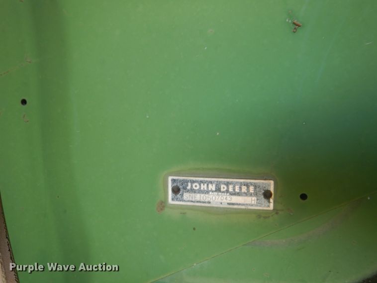 image for item JZ9914 1966 John Deere 105  combine