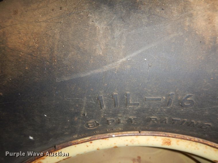 image for item JZ9914 1966 John Deere 105  combine