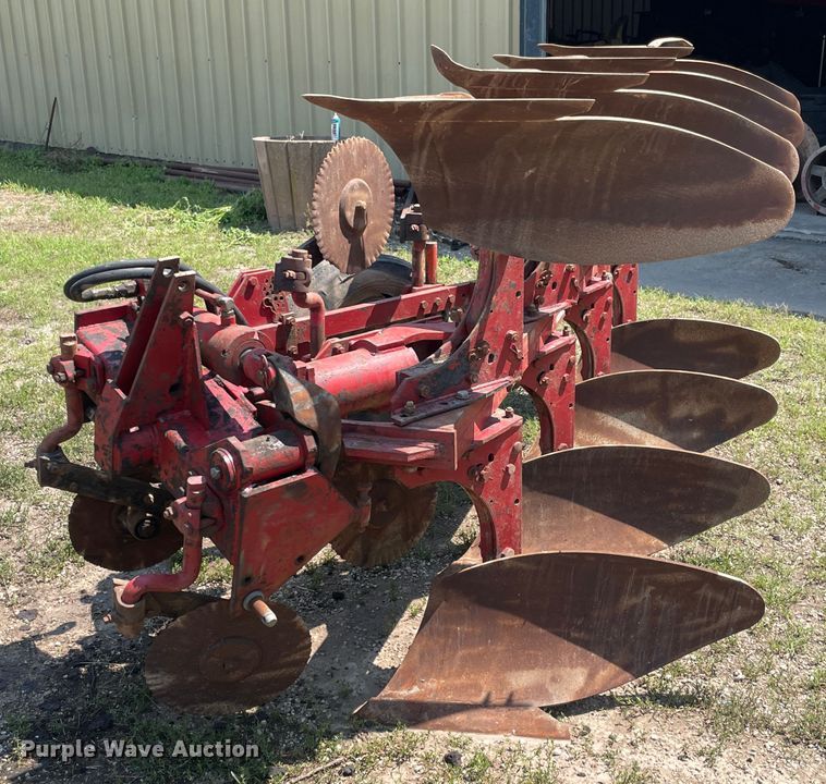image for item KK9569 International 642  four bottom two-way plow