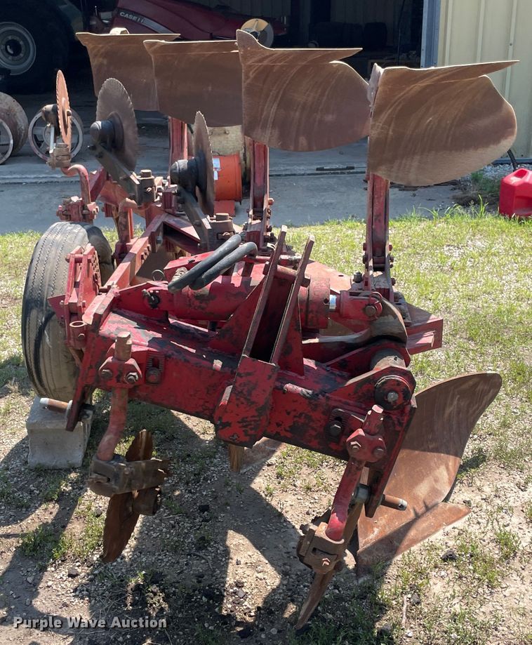 image for item KK9569 International 642  four bottom two-way plow