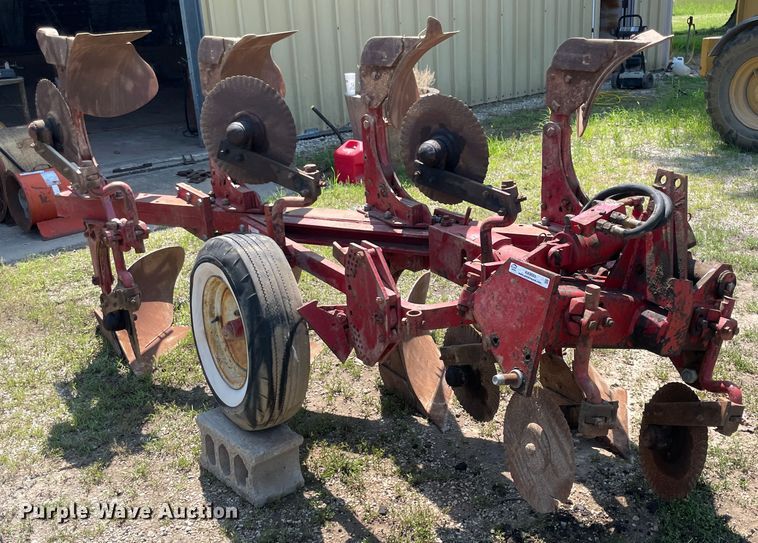 image for item KK9569 International 642  four bottom two-way plow