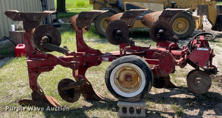image for item KK9569 International 642  four bottom two-way plow