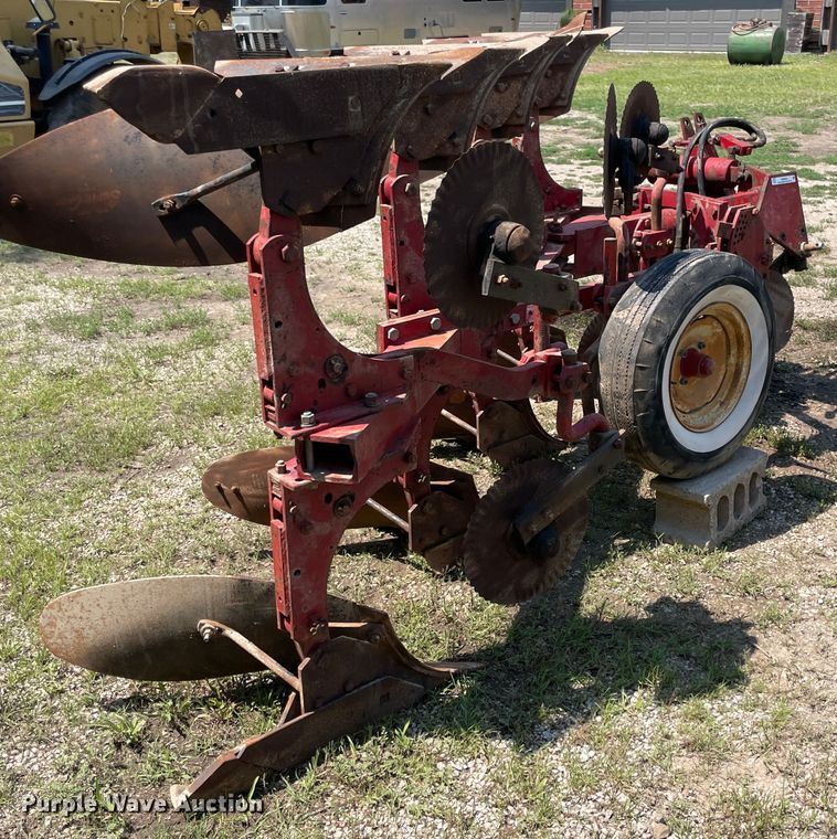 image for item KK9569 International 642  four bottom two-way plow