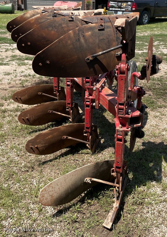 image for item KK9569 International 642  four bottom two-way plow