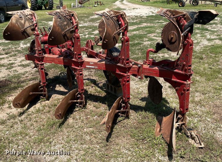 image for item KK9569 International 642  four bottom two-way plow