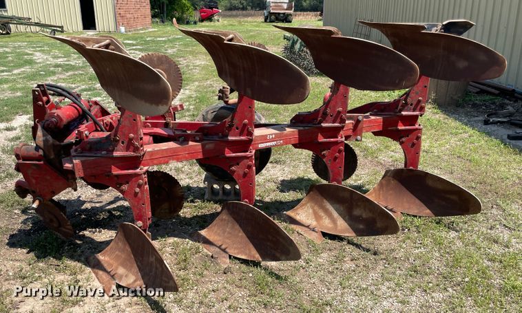 image for item KK9569 International 642  four bottom two-way plow