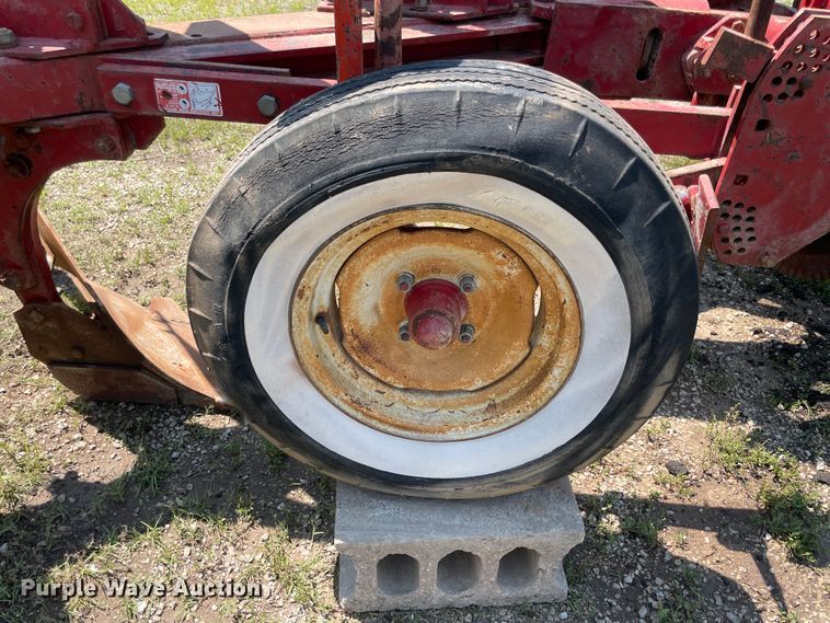 image for item KK9569 International 642  four bottom two-way plow