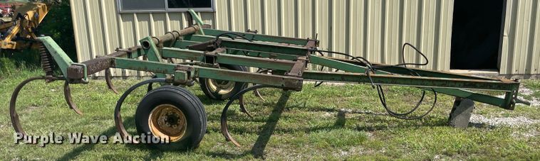 image for item KK9574 John Deere  chisel