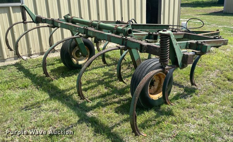 image for item KK9574 John Deere  chisel