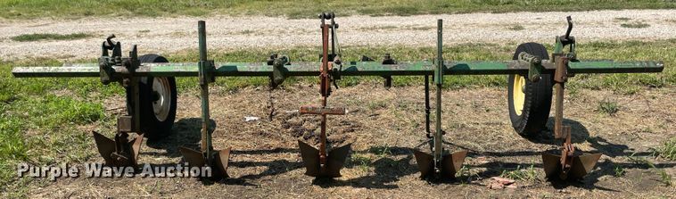 image for item KK9576 John Deere  row crop cultivator