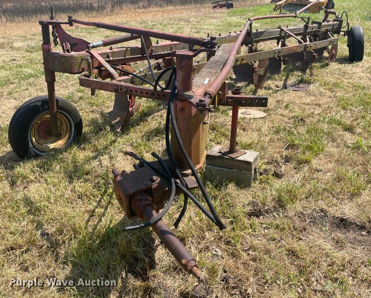 image for item KK9578 Massey Ferguson 880  seven bottom plow