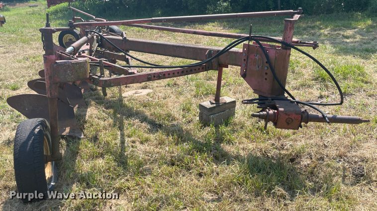 image for item KK9578 Massey Ferguson 880  seven bottom plow