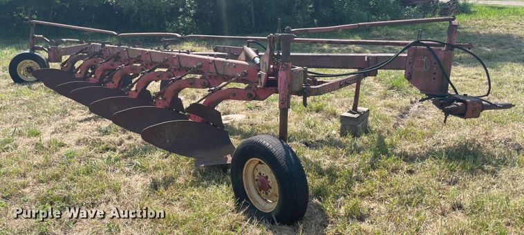 image for item KK9578 Massey Ferguson 880  seven bottom plow