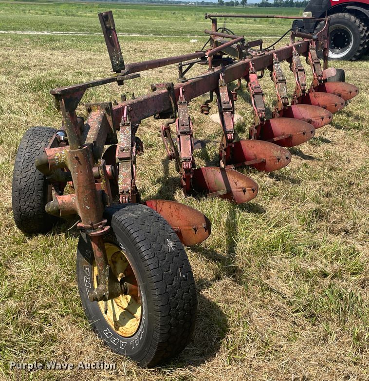 image for item KK9578 Massey Ferguson 880  seven bottom plow