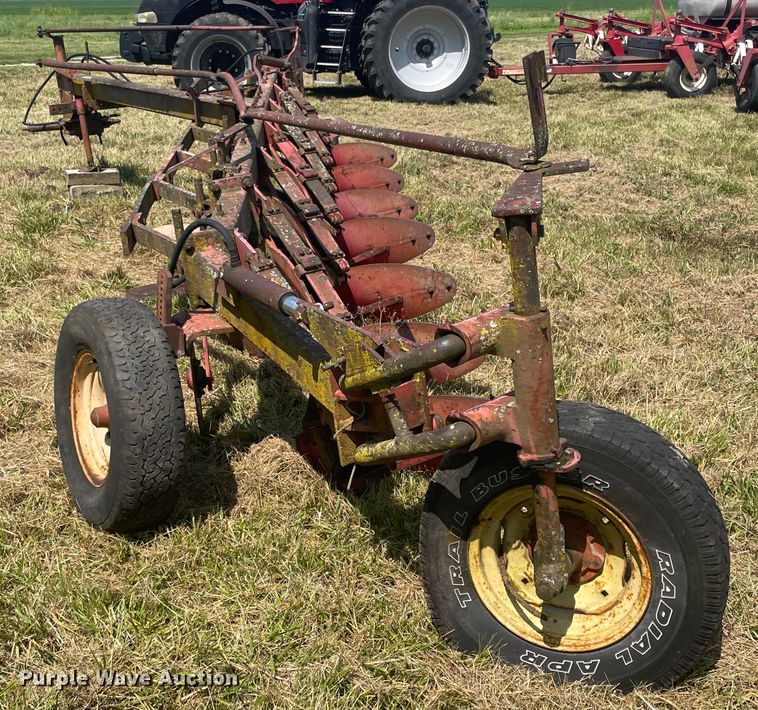 image for item KK9578 Massey Ferguson 880  seven bottom plow