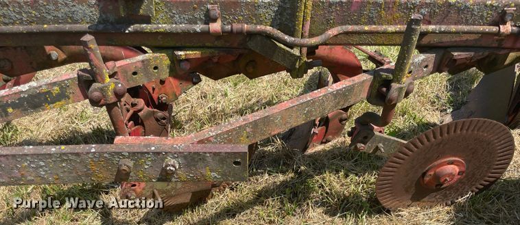 image for item KK9578 Massey Ferguson 880  seven bottom plow